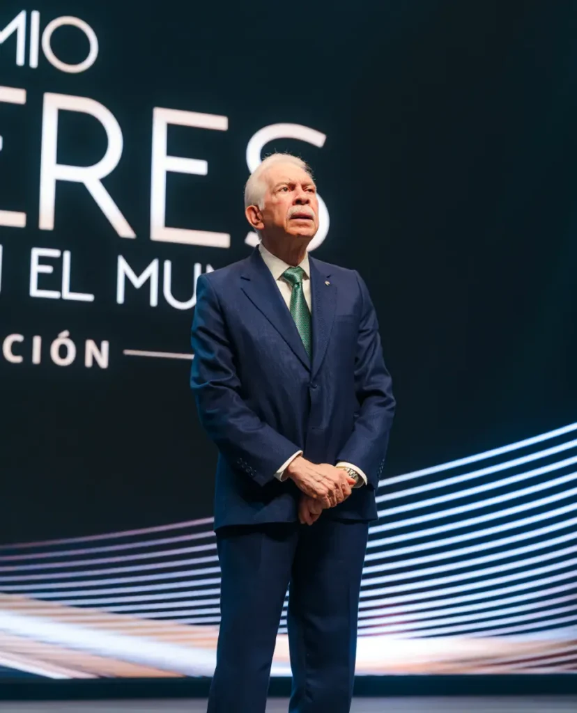 Luis Molina Achecar durante la premiación Mujeres que Cambian el Mundo